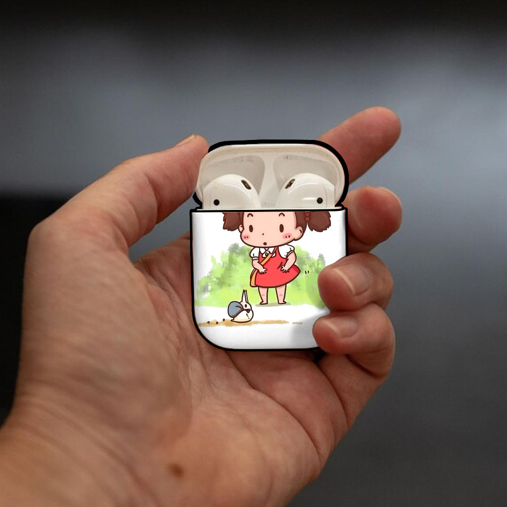 となりのトトロ 草壁メイ 草壁サツキ My Neighbor Totoro Satsuki Kusakabe Mei Kusakabe AirPods 第2世代保護ケース ハードシェル ブラック 耐衝撃・防指紋・カラビナ付き