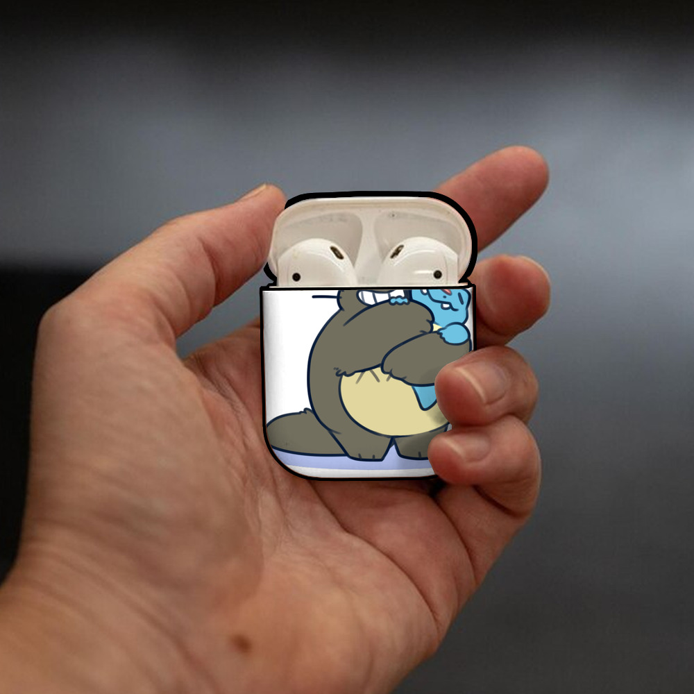 となりのトトロ 草壁メイ 草壁サツキ My Neighbor Totoro Satsuki Kusakabe Mei Kusakabe AirPods 第2世代保護ケース ハードシェル ブラック 耐衝撃・防指紋・カラビナ付き