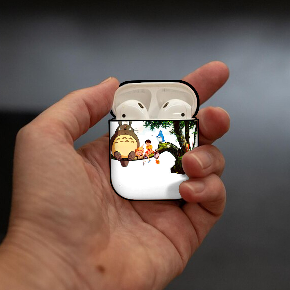 となりのトトロ 草壁メイ 草壁サツキ My Neighbor Totoro Satsuki Kusakabe Mei Kusakabe AirPods 第2世代保護ケース ハードシェル ブラック 耐衝撃・防指紋・カラビナ付き