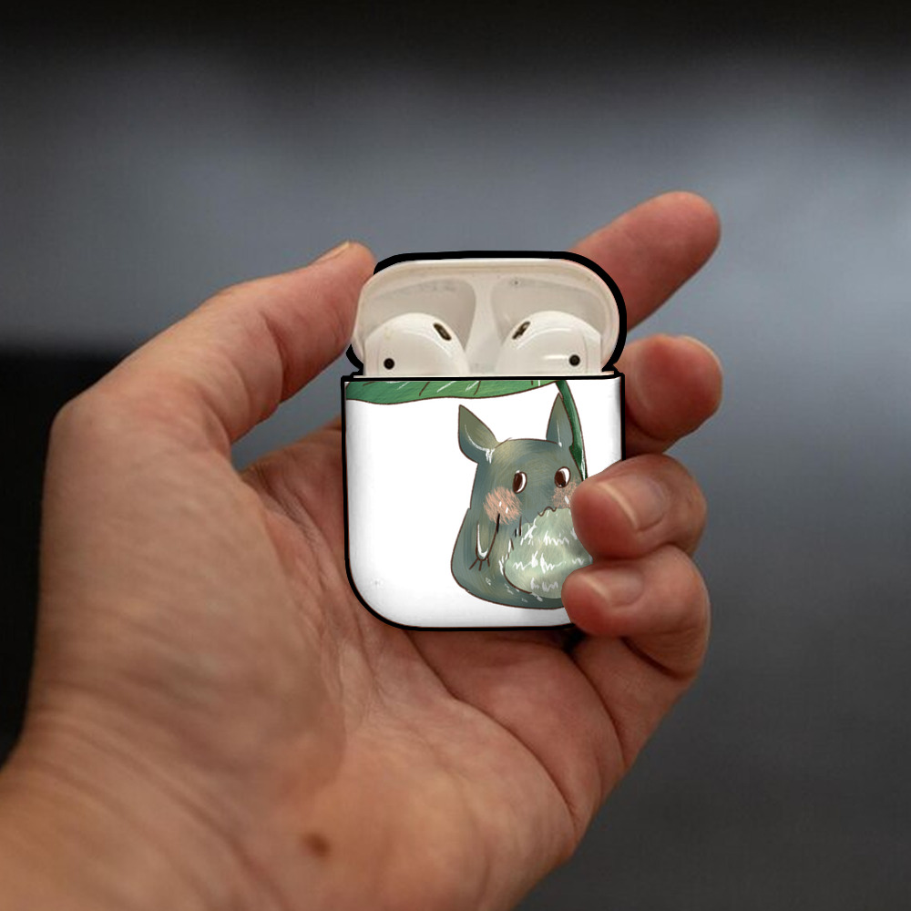 となりのトトロ 草壁メイ 草壁サツキ My Neighbor Totoro Satsuki Kusakabe Mei Kusakabe AirPods 第2世代保護ケース ハードシェル ブラック 耐衝撃・防指紋・カラビナ付き