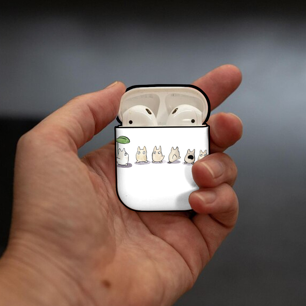 となりのトトロ 草壁メイ 草壁サツキ My Neighbor Totoro Satsuki Kusakabe Mei Kusakabe AirPods 第2世代保護ケース ハードシェル ブラック 耐衝撃・防指紋・カラビナ付き