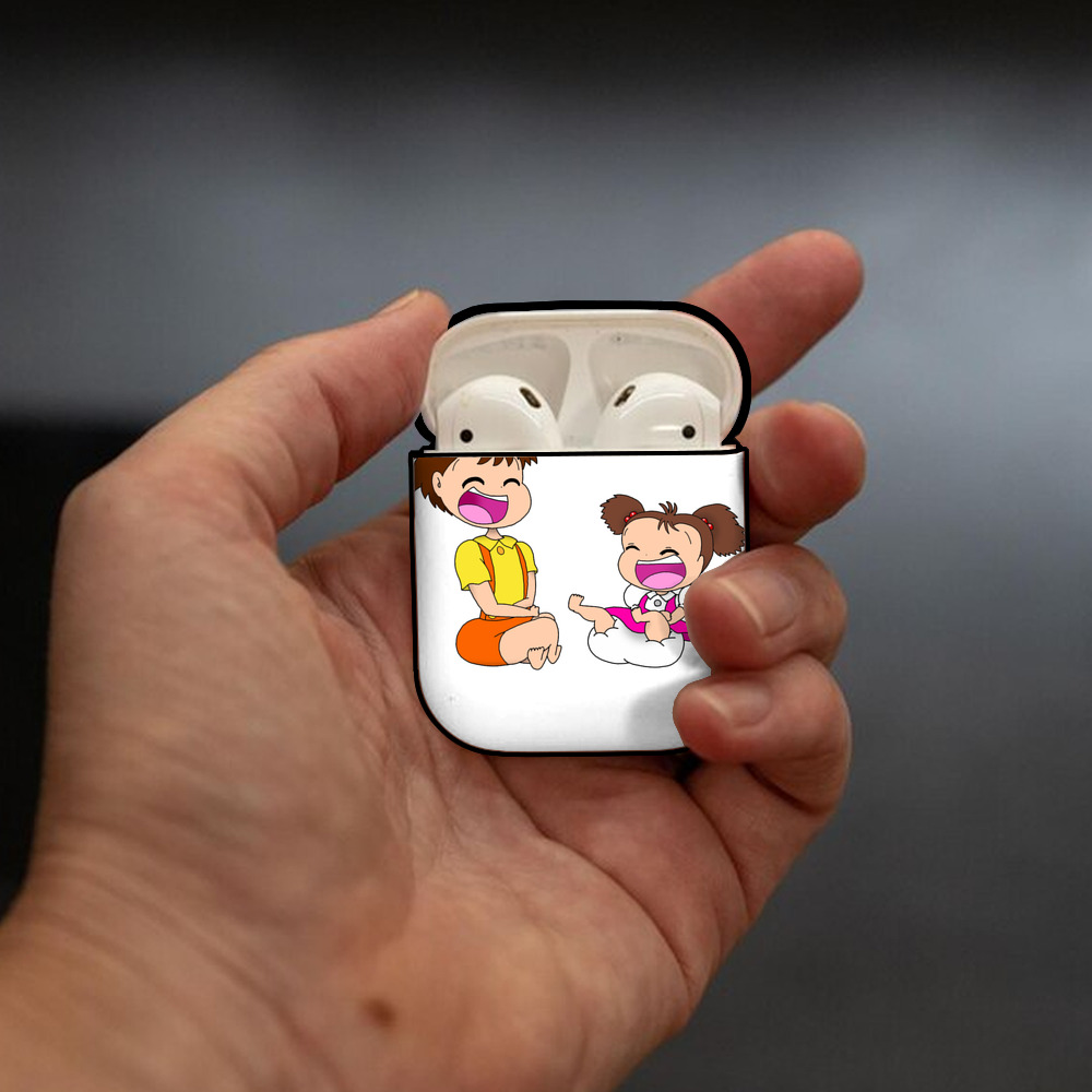 となりのトトロ 草壁メイ 草壁サツキ My Neighbor Totoro Satsuki Kusakabe Mei Kusakabe AirPods 第2世代保護ケース ハードシェル ブラック 耐衝撃・防指紋・カラビナ付き