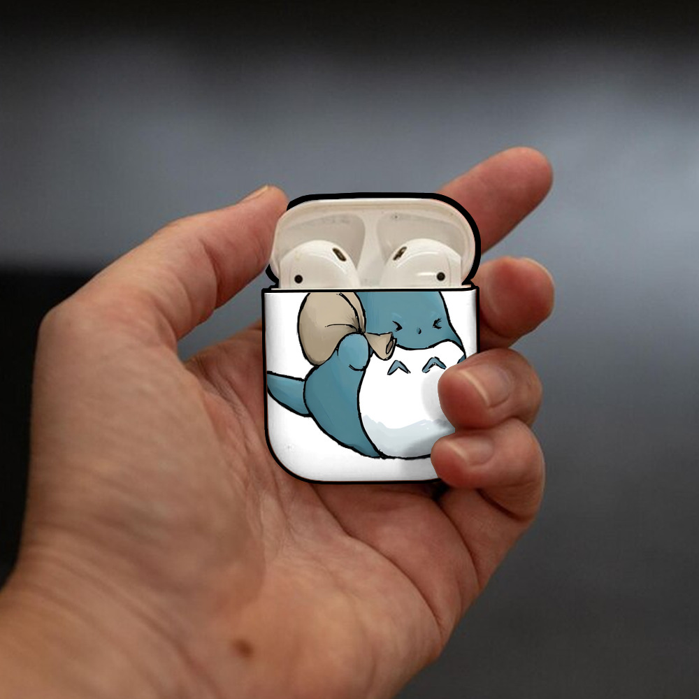 となりのトトロ 草壁メイ 草壁サツキ My Neighbor Totoro Satsuki Kusakabe Mei Kusakabe AirPods 第2世代保護ケース ハードシェル ブラック 耐衝撃・防指紋・カラビナ付き