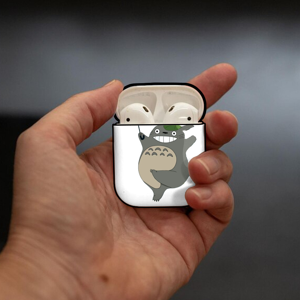 となりのトトロ 草壁メイ 草壁サツキ My Neighbor Totoro Satsuki Kusakabe Mei Kusakabe AirPods 第2世代保護ケース ハードシェル ブラック 耐衝撃・防指紋・カラビナ付き