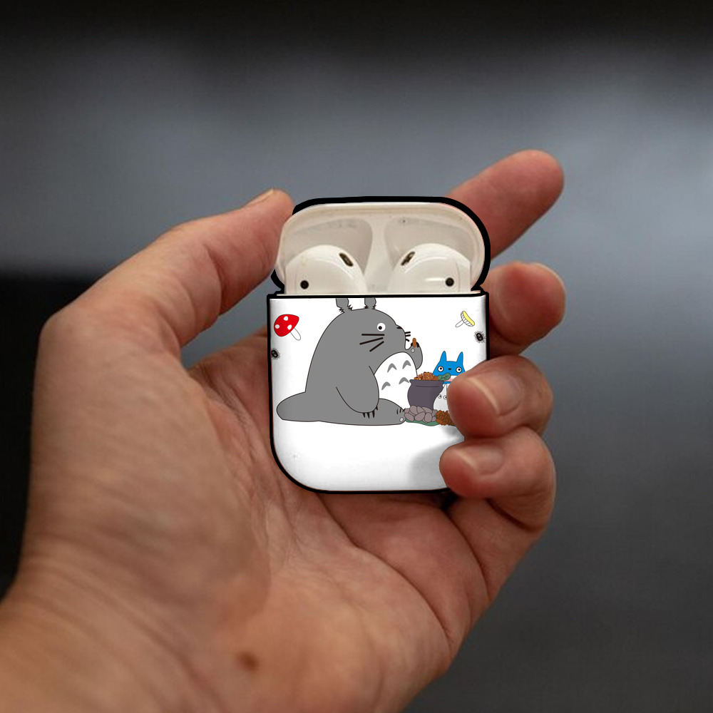 となりのトトロ 草壁メイ 草壁サツキ My Neighbor Totoro Satsuki Kusakabe Mei Kusakabe AirPods 第2世代保護ケース ハードシェル ブラック 耐衝撃・防指紋・カラビナ付き