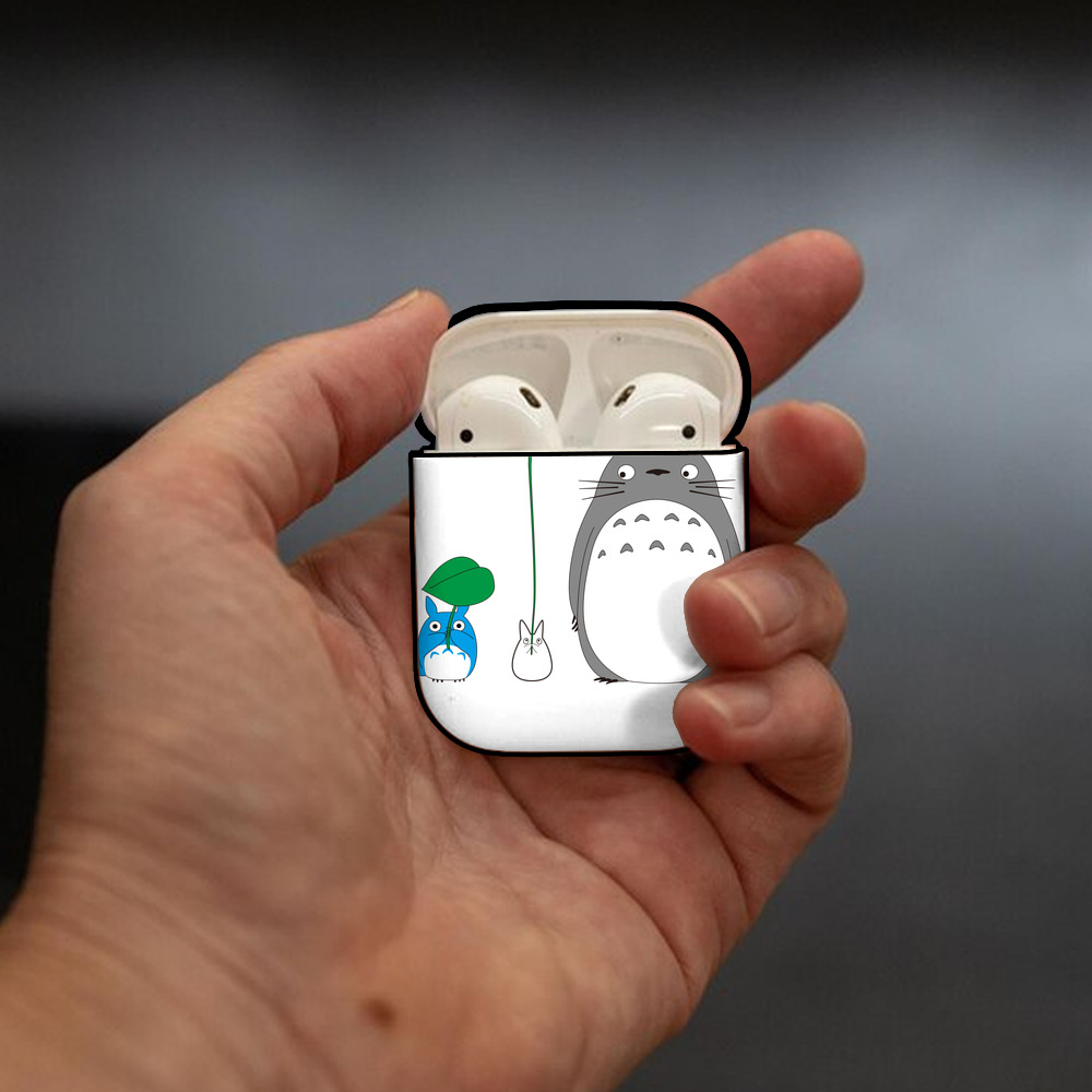 となりのトトロ 草壁メイ 草壁サツキ My Neighbor Totoro Satsuki Kusakabe Mei Kusakabe AirPods 第2世代保護ケース ハードシェル ブラック 耐衝撃・防指紋・カラビナ付き
