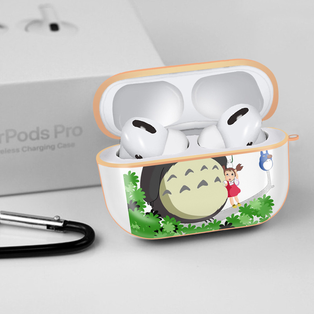 となりのトトロ 草壁メイ 草壁サツキ My Neighbor Totoro Satsuki Kusakabe Mei Kusakabe 【AirPods Pro用】ハードシェル保護ケース｜耐衝撃・防指紋・カラビナ付き商品仕様