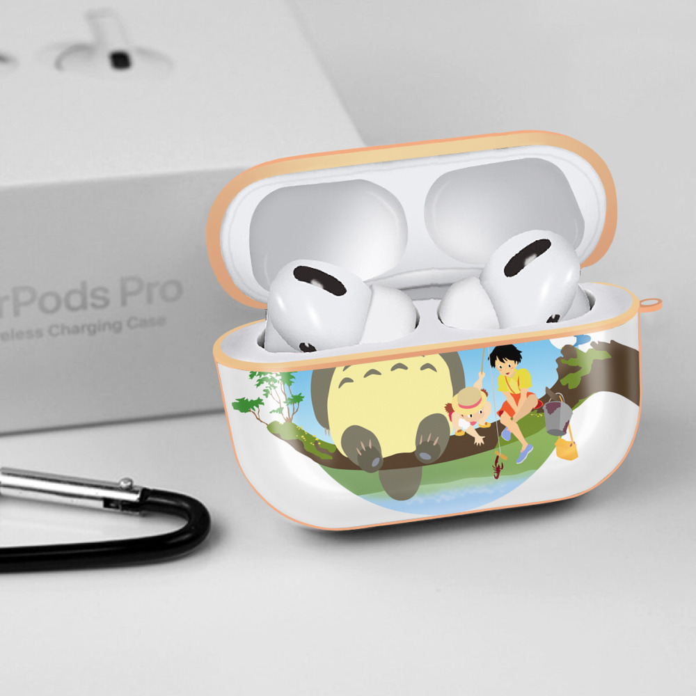 となりのトトロ 草壁メイ 草壁サツキ My Neighbor Totoro Satsuki Kusakabe Mei Kusakabe 【AirPods Pro用】ハードシェル保護ケース｜耐衝撃・防指紋・カラビナ付き商品仕様