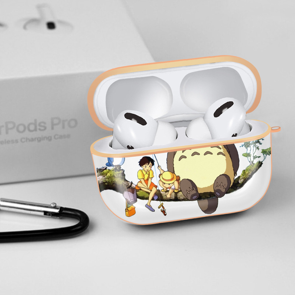 となりのトトロ 草壁メイ 草壁サツキ My Neighbor Totoro Satsuki Kusakabe Mei Kusakabe 【AirPods Pro用】ハードシェル保護ケース｜耐衝撃・防指紋・カラビナ付き商品仕様
