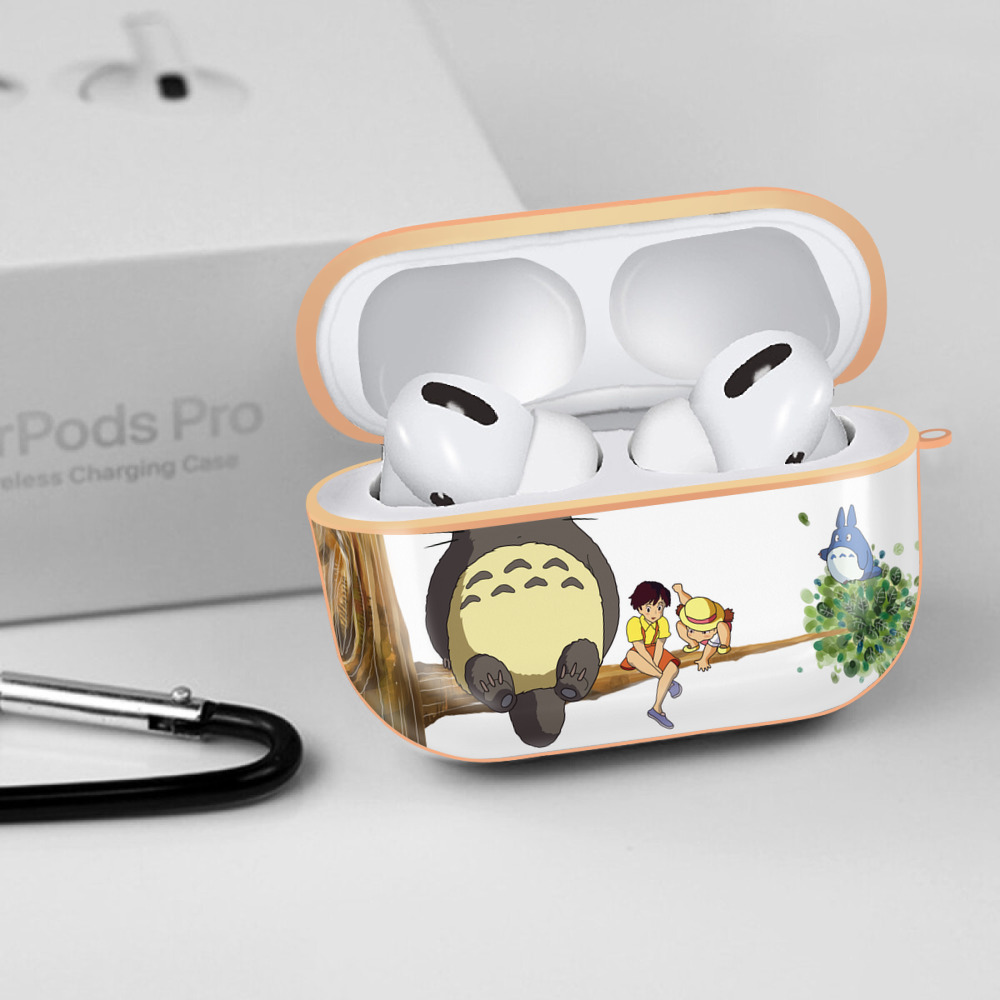 となりのトトロ 草壁メイ 草壁サツキ My Neighbor Totoro Satsuki Kusakabe Mei Kusakabe 【AirPods Pro用】ハードシェル保護ケース｜耐衝撃・防指紋・カラビナ付き商品仕様