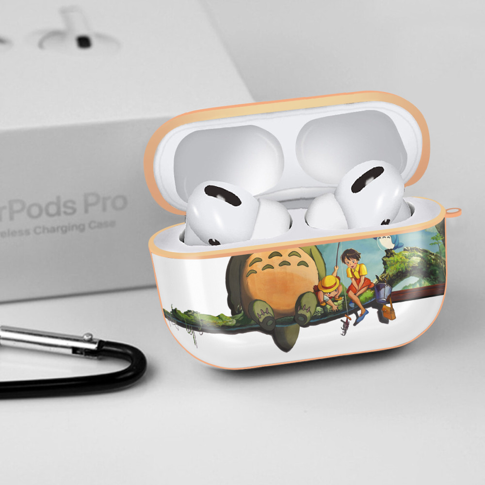 となりのトトロ 草壁メイ 草壁サツキ My Neighbor Totoro Satsuki Kusakabe Mei Kusakabe 【AirPods Pro用】ハードシェル保護ケース｜耐衝撃・防指紋・カラビナ付き商品仕様