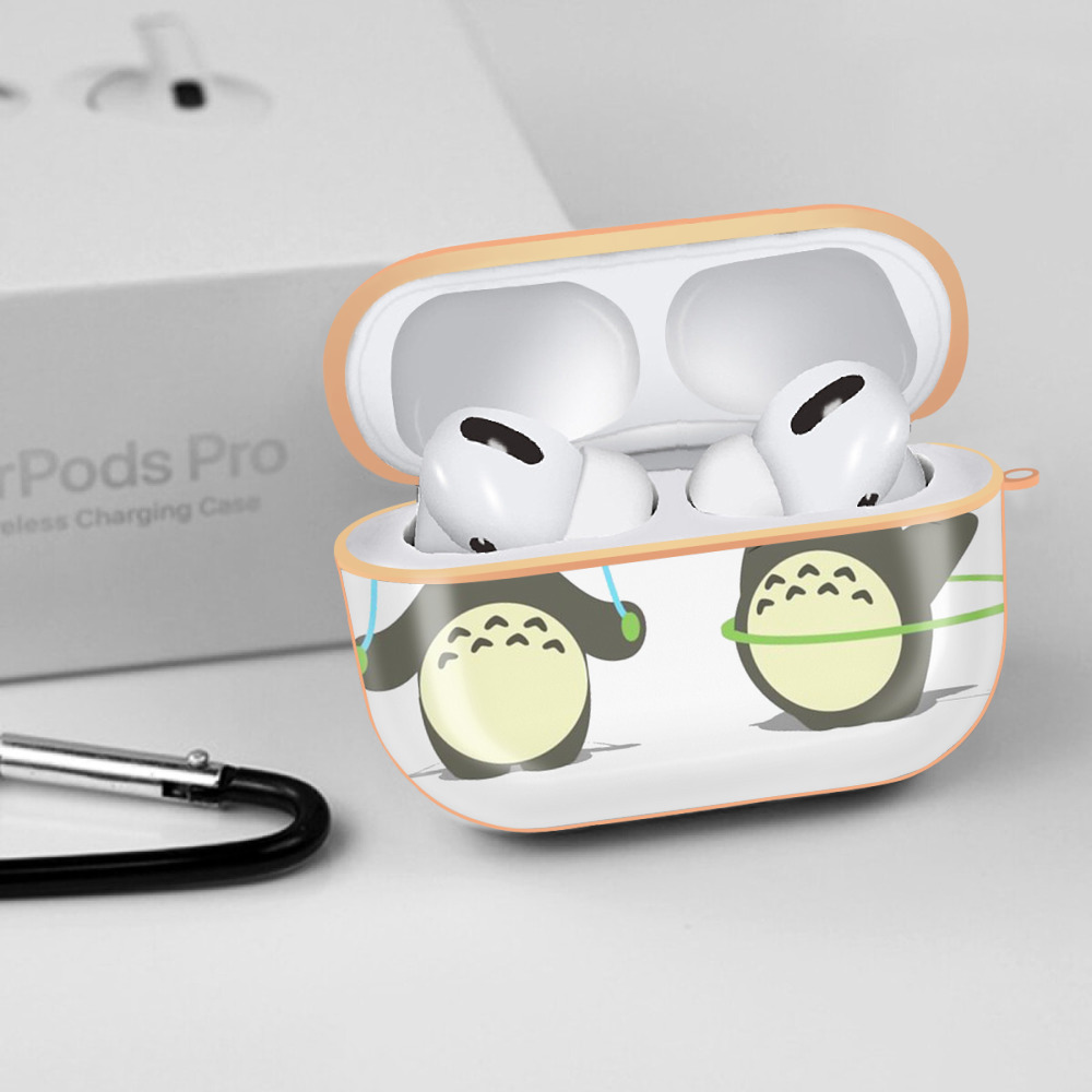 となりのトトロ 草壁メイ 草壁サツキ My Neighbor Totoro Satsuki Kusakabe Mei Kusakabe 【AirPods Pro用】ハードシェル保護ケース｜耐衝撃・防指紋・カラビナ付き商品仕様