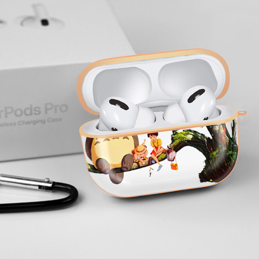 となりのトトロ 草壁メイ 草壁サツキ My Neighbor Totoro Satsuki Kusakabe Mei Kusakabe 【AirPods Pro用】ハードシェル保護ケース｜耐衝撃・防指紋・カラビナ付き商品仕様