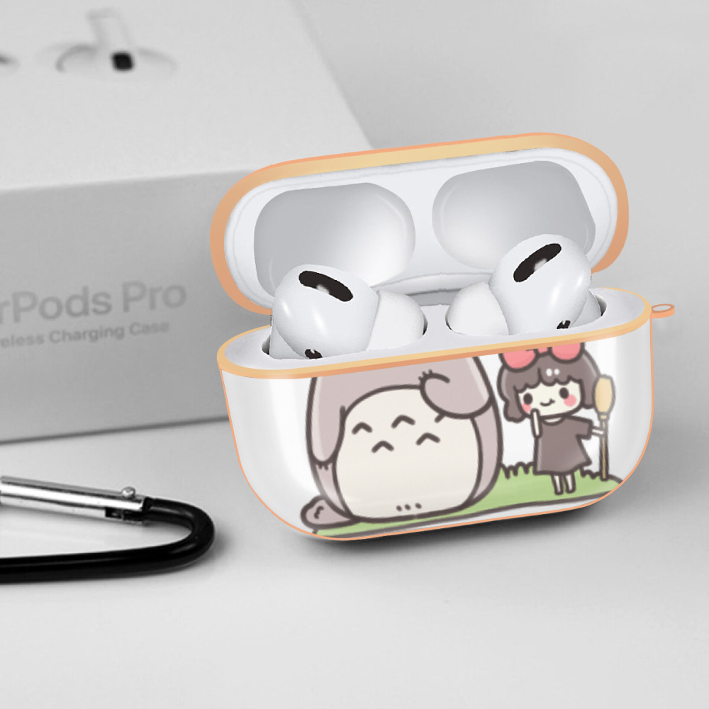 となりのトトロ 草壁メイ 草壁サツキ My Neighbor Totoro Satsuki Kusakabe Mei Kusakabe 【AirPods Pro用】ハードシェル保護ケース｜耐衝撃・防指紋・カラビナ付き商品仕様